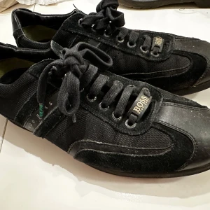 Hugo o Asics - Säljer 2 par skor från Hugo Boss och Asics  250kr för en eller 400kr för båda  Bra skick str 40 