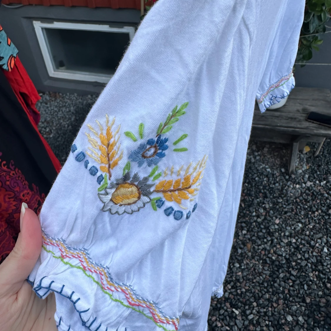 Vit blus med broderade blommor - 91