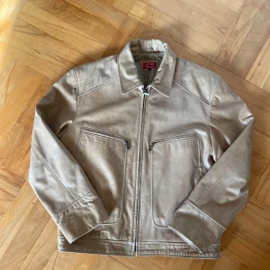 Vintage Ljus Läderjacka strlk L - Skitsnygg ljus läderjacka som är i väldigt bra vintageskick. Den har ytterfickor och en innerficka. Perfekt för Bob Dylan Aesthetic lite så på hösten 😊Inga defekter 👍 kontakta mig om ni undrar något, jag postar snabbt!