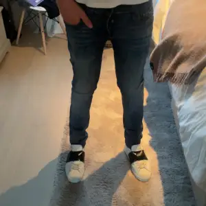 Tjo säljer dessa stilrena Jack and Jones jeans i modellen slim glenn. Var inte rädd att ställa frågor😁