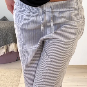 Randiga byxor  - Supergulliga blårandiga byxor som är sköna och snygga ❤️ Jättesköna att ha nu till hösten ❤️ Low Waits när man viker ner dem