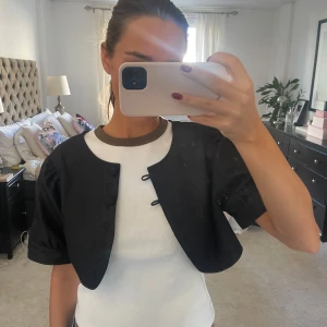 Kort blazer - Kort svart blazer 