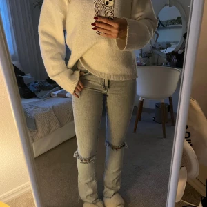 Bikbok Jeans - Så himla fina jeans från bikbok. Har länge varit ett par favorit byxor som verkligen passar till allt. Det är ett par ljusblåa bootcut jeans med två hål på knäna. Mycket bekväma jeans och stretchiga. Skriv för mer information och bilder💓