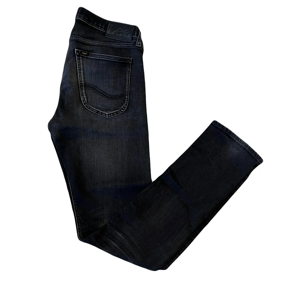 Riktigt snygga Lee slim jeans. Storlek W29 L32. Sköna slitningar som ger karaktär!. Jeans & Byxor.