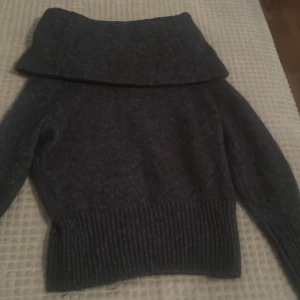 Off shoulder tröja - Har testat 2 gånger innan och tvättat en gång, lite sönder i början av ena armen och säljer på att jag ej använder. Står ej för frakt 