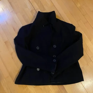 Kappa - Säljer min svarta/marinblåa kappa från flash woman, köpt på Sellpy  men inte använd av mig. Prislappen från Sellpy är kvar. Skriv för fler frågor eller bilder 