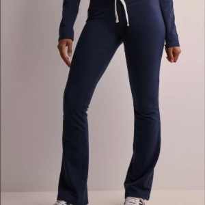 Blå mjukisbyxor  - Säljer mina Cozy chill pants från Nelly. Helt slutsålda på hemsidan. Helt nya med prislappen kvar💕