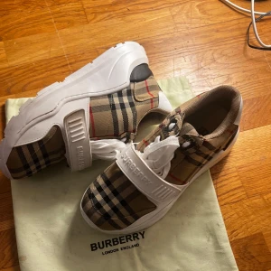 Burberry skor - Bra skick använt 1 gång som ny! 