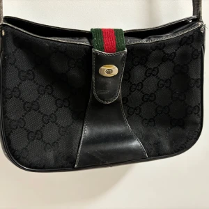 Äkta Gucci aftonväska - Äkta Gucciväska från 1980-talet. Jag har fått den av en äldre moster och på den tiden gjordes inga kopior. 