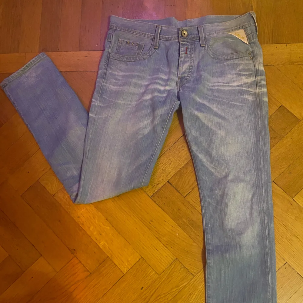 Tja, säljer ett par schyssta Replay jeans i 9/10 skick. Köpta för 1699kr säljer för 499kr! Storlek 32/34 passar dig som är mellan 184cm-190cm. Skriv för fler frågor!🙌. Jeans & Byxor.