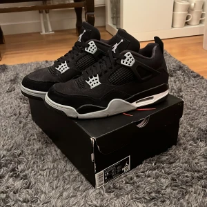 Jordan 4  - Säljer dessa Jordan 4 ”Black canvas” som är använda 5 gånger. Skicket är som nytt Allt og finns Pris kan diskuteras