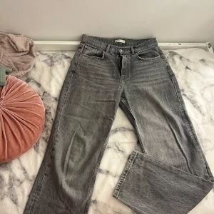 Baggy jeans  - Ett par sjukt snygga baggy jeans ifrån Gina. Dem är knappt använda. Byxorna köptes för 500. 
