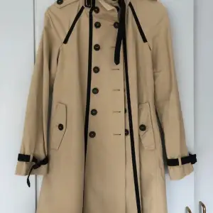 New without tag  Super pretty trenchcoat, I invite you to buy