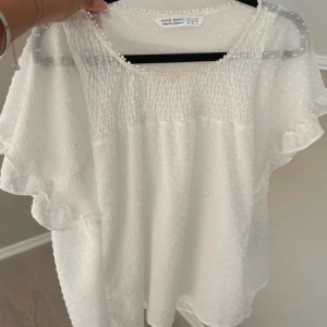 Zara blus - SUPERFIN blus från zara som tyvärr är för stor på mig. Sminkfläcken på bilden har jag tvättat bort och den är i jättebra skick!