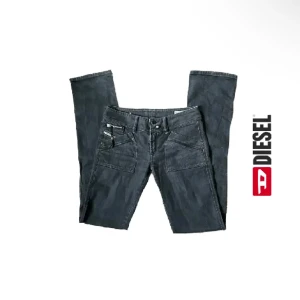 Diesel jeans - Köpta vintage low waist , för små för mig därav säljer jag nu vidare till någon som kan använda dom. (w28 length 34) men skulle säga små i storlek, skulle passa en Xs-Xss i nederdel.     Innerbenslängd 88 cm, mindjelängd rakt över midjan 38,5-39 cm😊
