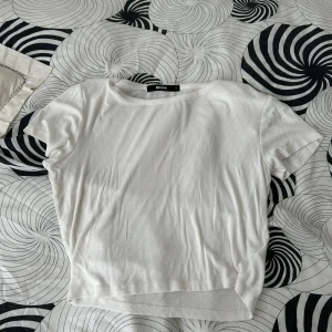 Vit ribbad T-shirt  - Vit T-shirt ribbad, aldrig använt,skönt material