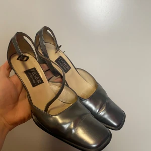 Silvriga Vintage klackar - Silvirga klackar från Tiger of Sweden