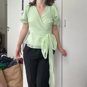 Populär blus - Superfint skick och perfekt att ha till fester under vintern❄️💚