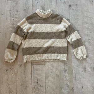 Stickad tröja - Jätteskön fin brun/beige randigt stickad tröja