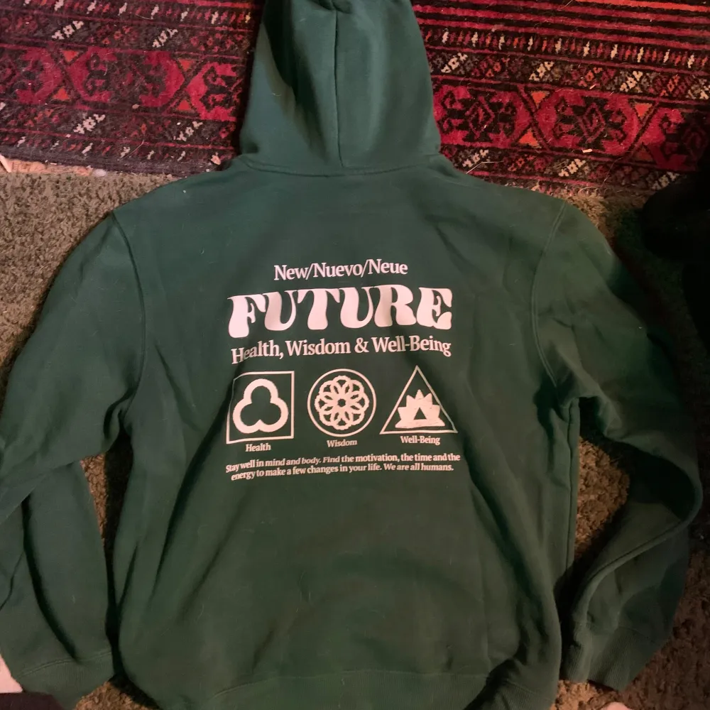 Oanvänd och fint skick, skönt material och lagomt stro luva. Hoodies.