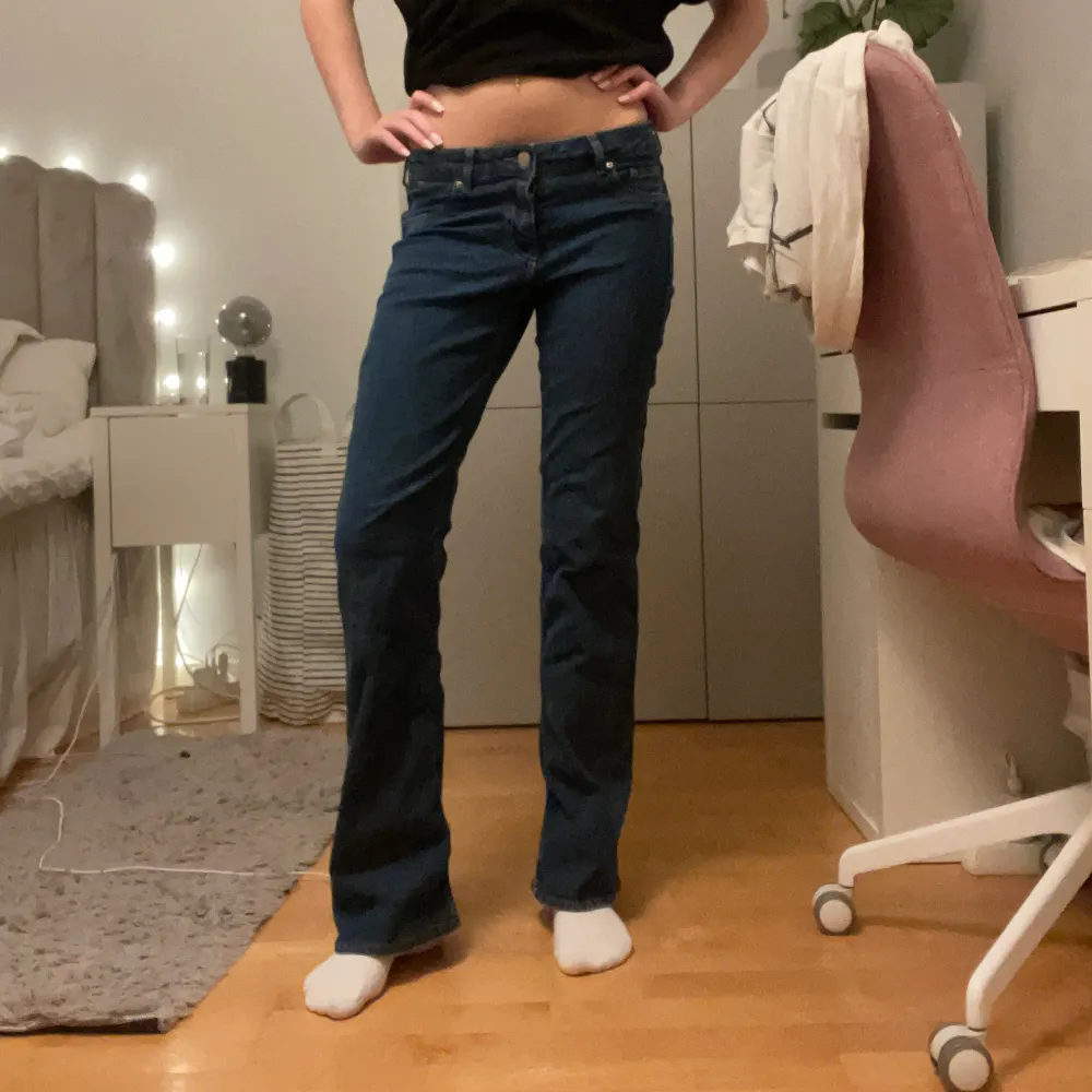 Super fina lågmidjade mörkblå jeans!. Jeans & Byxor.