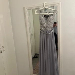 Klänning - Balklänning/Festklänning Strl 12 = 42 Aldrig använd 