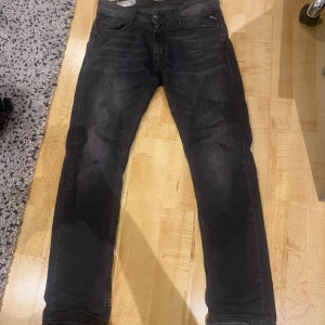 Replay-Rocco - Tja, säljer nu mina feta replay jeans i modellen Rocco. Passar till många typer av outfits, stilrena inför höst/vintersäsongen. Säljes pågrund av fåtal använda gånger. Storlek 28/30. Passar dig som är cirka 170-175! Fraktar spårbart via postnord Mvh