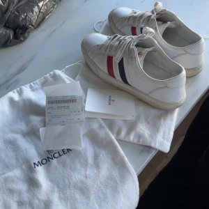 Moncler Skor - Tju! Säljer mina feta moncler skor då dom inte passar, Givetvis äkta. Kvitto samt dustbag ingår. Bra skick lite smutsiga men fixar de innan köp! Byten kan vara intressant 