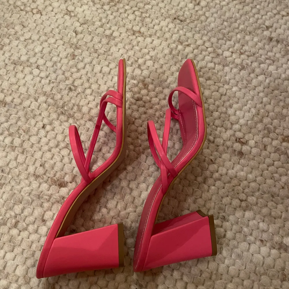 Rosa klackar i fint skick. Använd vid ett tillfälle. Storlek 39💓. Kengät.