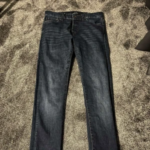 Mörkblå Jack&Jones slimfit/glenn - Säljer ett par tvär feta Jack&Jones jeans. Riktigt bra skick och inga skador. Hör av er om ni har frågor 😁31/32  Lägnd på modellen: 188cm