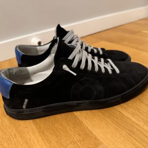 Oliver cabell skor - Vi säljer nu dessa feta oliver cabell skor, skicket är 8/10 och har använts varsamt under sommaren. Dem är köpta i USA och är i mocka. Ny pris 2600 i affär. Dem säljs nu för 2200