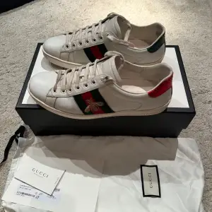 Gucci ace sneakers. Skicket är som nytt. Storlek 7.5 motsvarar 40/41. Pris 1999kr med box dustbag osv. 