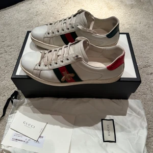 Gucci  - Gucci ace sneakers. Skicket är som nytt. Storlek 7.5 motsvarar 40/41. Pris 1999kr med box dustbag osv. 