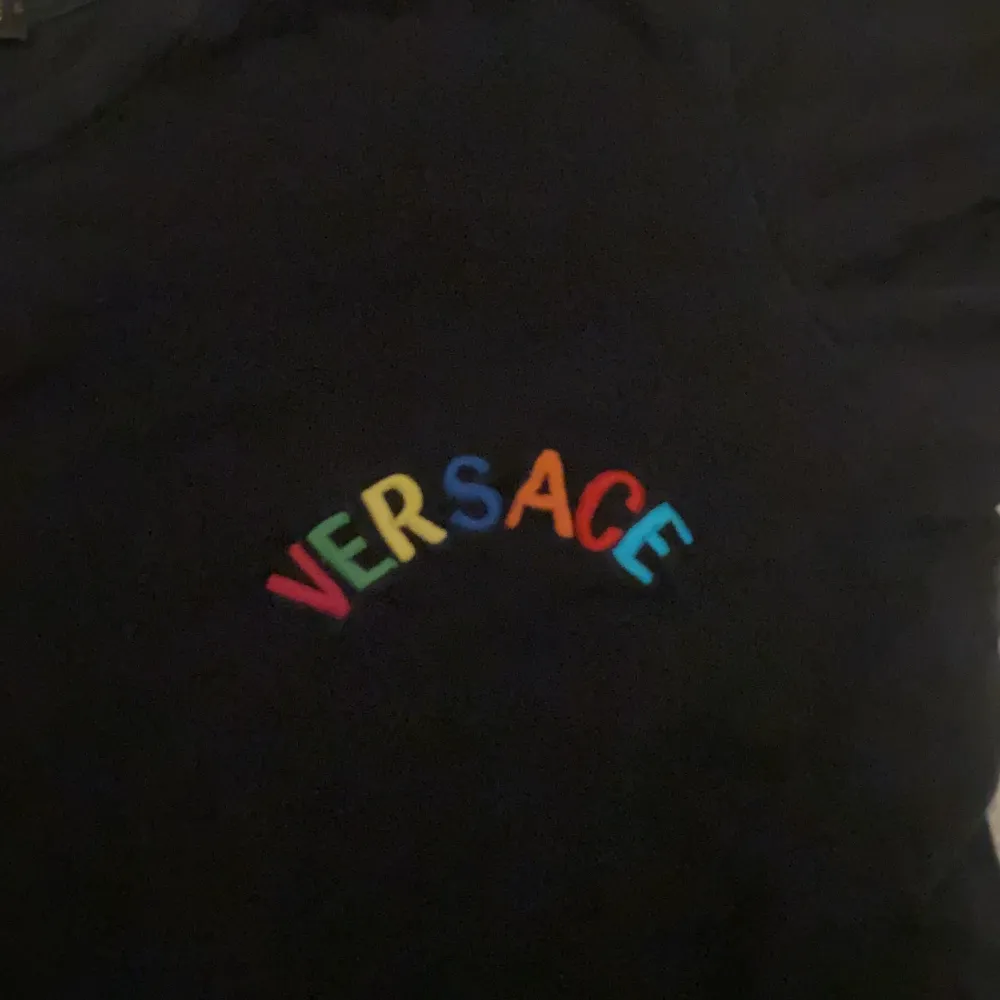 Hej säljer min versace tshirt då den inte används längre priset kan diskuteras . T-shirts.