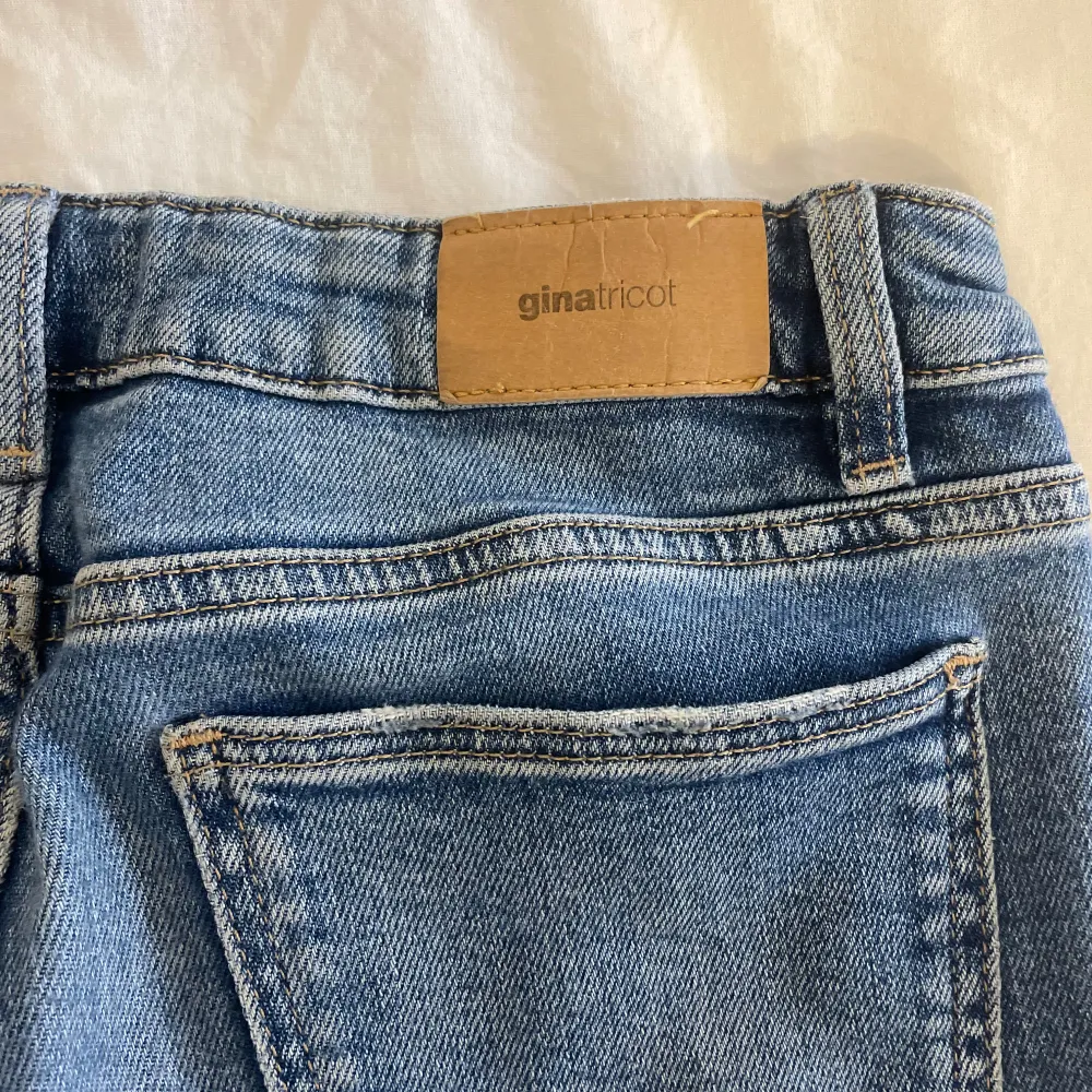 Fina och låga jeans från Gina Young. Köptes för 349kr men säljer för 230kr! Ny skick och super fina, fråga privat om bilder på och mått. Jeans & Byxor.