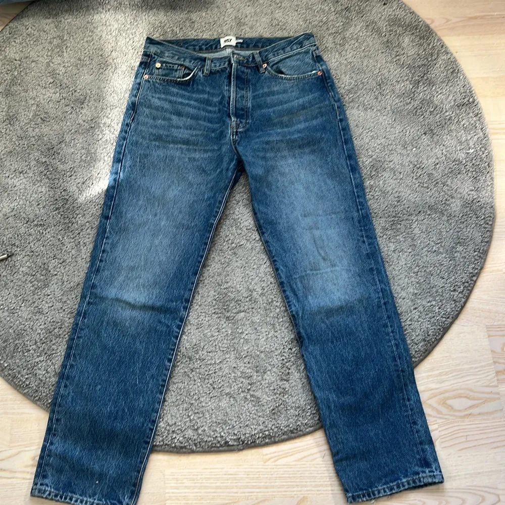 Säljer det då jag inte använder Jeansen längre, och nån annan kanske vill ha dom billigt. Dessa jeans är i nyskick. Ny pris-250kr mitt pris-75kr. Jeans & Byxor.