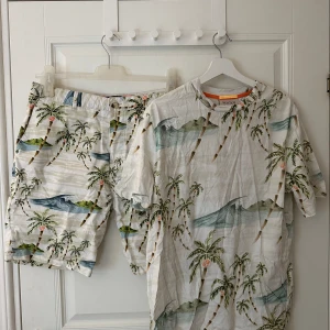 Bahamas sett från Scotch & soda - Använd en gång, L i tröjan, 34 i shortsen 