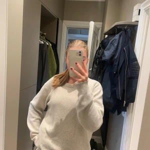 Stickad Tröja - Jätte fin, oversized och mysig stickad tröja från Nelly. 