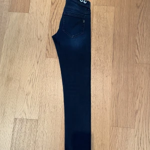 Fina Dondup jeans, Strl 32 - Säljer att par Dondup jeans i väldigt fint skick. Sparsamt använda.  Modell: George Skinny fit strl 32  Nypris ca 3200:-