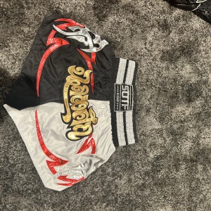 SOTF Muay Thai shorts - Snygga thaiboxningshorts i bra skick.