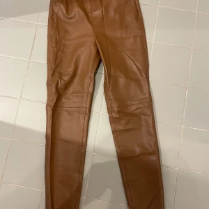 Skinnbyxa Zara bruna - Fina men säljer pga för små. Dragkedja i sidan. 