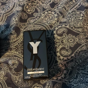 Ysl parfym  -  I SL parfym elixir 60 ml nypris 1900 KR Skriv för mig information om parfymen jag har använt det fåtal gånger och det är som fullt.