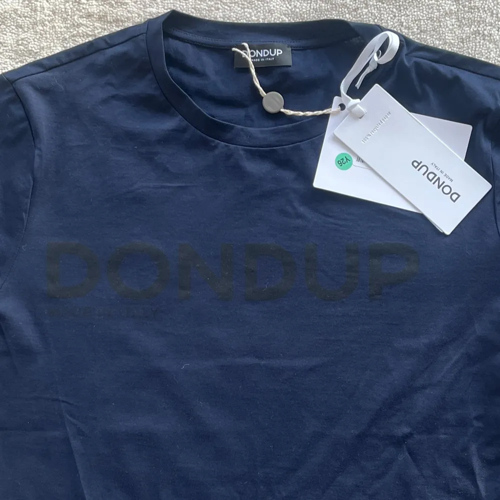 DONDUP (HELT NY MED TAGS!) | Storlek: M | Färg: Blå | Pris: 599 | Fraktar via PostNord eller InstaBox på köparens bekostnad! | Hör av er med minsta frågor . T-shirts.