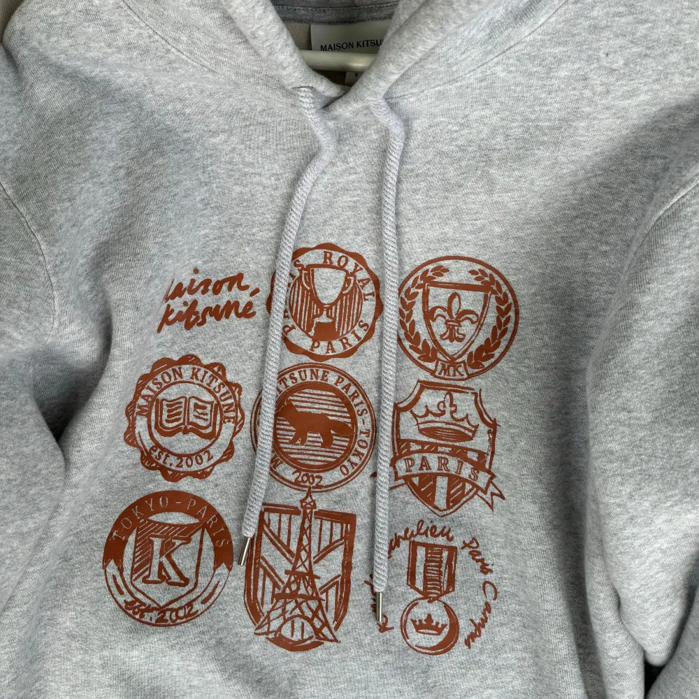 Säljer ett sprillans ny och sällsynt maison kitsune Hoodie i storlek S som är helt slutsålt . Köpt från Cettire, nypris 3800, mitt pris 1999kr!. Hoodies.