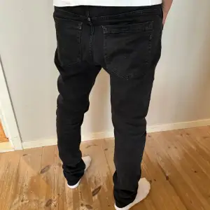 Tja, säljer ett par riktigt snygga dondup George jeans i storlek 32. Bra skick, nypris: 3500kr mitt pris: 799kr. Vid funderingar är det bara att höra av sig😁 