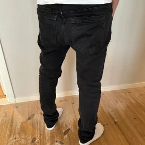 Dondup ”George” jeans - Tja, säljer ett par riktigt snygga dondup George jeans i storlek 32. Bra skick, nypris: 3500kr mitt pris: 799kr. Vid funderingar är det bara att höra av sig😁 