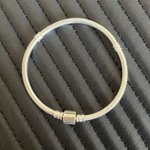 Pandora armband  - Pandora armband aldrig använd pga använder guld smycken.  Kommer med box 