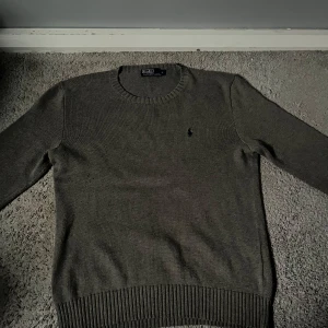 Polo Ralph lauren tröja - Helt oanvänd polo Ralph Lauren tröja i 100% bomull . Skönt material och perfekt till vintern. Storlek S. Helt oanvänd nypris 2000 kr (gammal modell). priset går att diskuteras vid snabb  affär