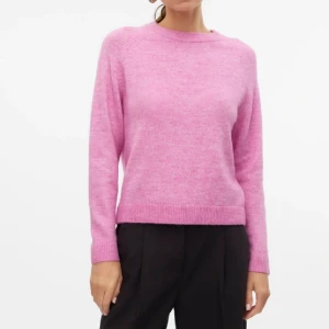  stickad tröja - Köpt i vero Moda för ungefär ett halvt år sedan. Har använt den ett par gånger så den är i väldigt bra skick. De är bara o skriva om fler bilder!💞