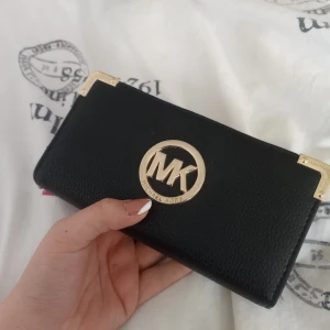 Michael kors plånbok  - Säljer en Michael Kors plånbok, den är använd ca 1 månad så den är som en ny. Säljer den för 500kr + frakt! Pris går att diskutera!